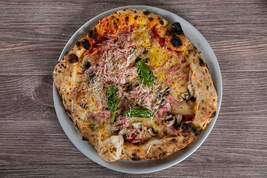 imagen de pizzas Funghi e Prosciutto Cotto vendida en mafariello pizze