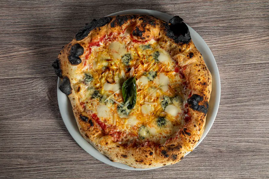 imagen de pizzas Quattro Formaggi Rossa vendida en mafariello pizze