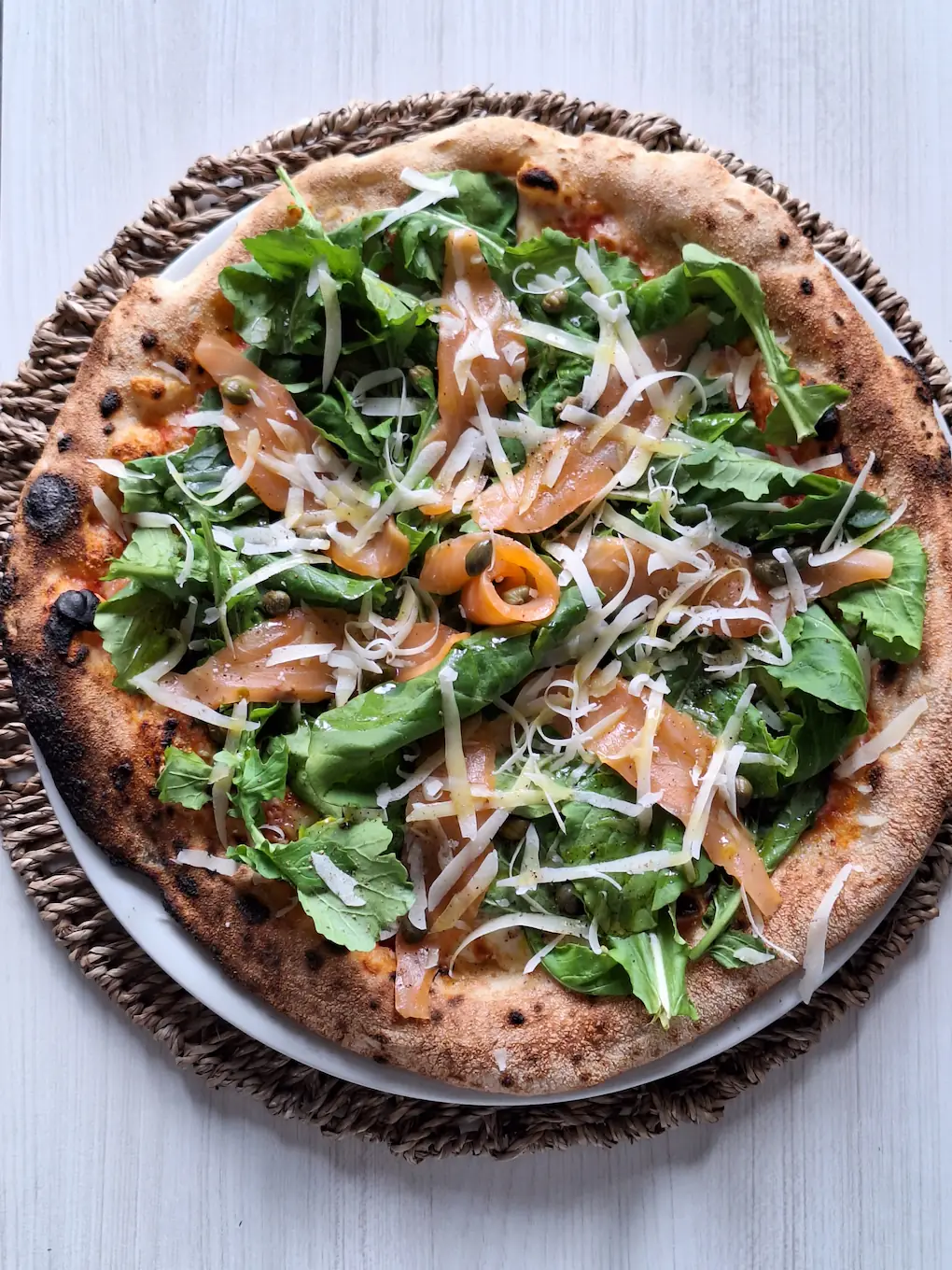 imagen de pizzas Rúcula salmón ahumado vendida en mafariello pizze